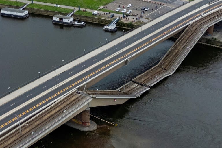 Officials warned there was a risk that other sections of the Carola Bridge in Dresden were at risk of falling (Odd ANDERSEN)