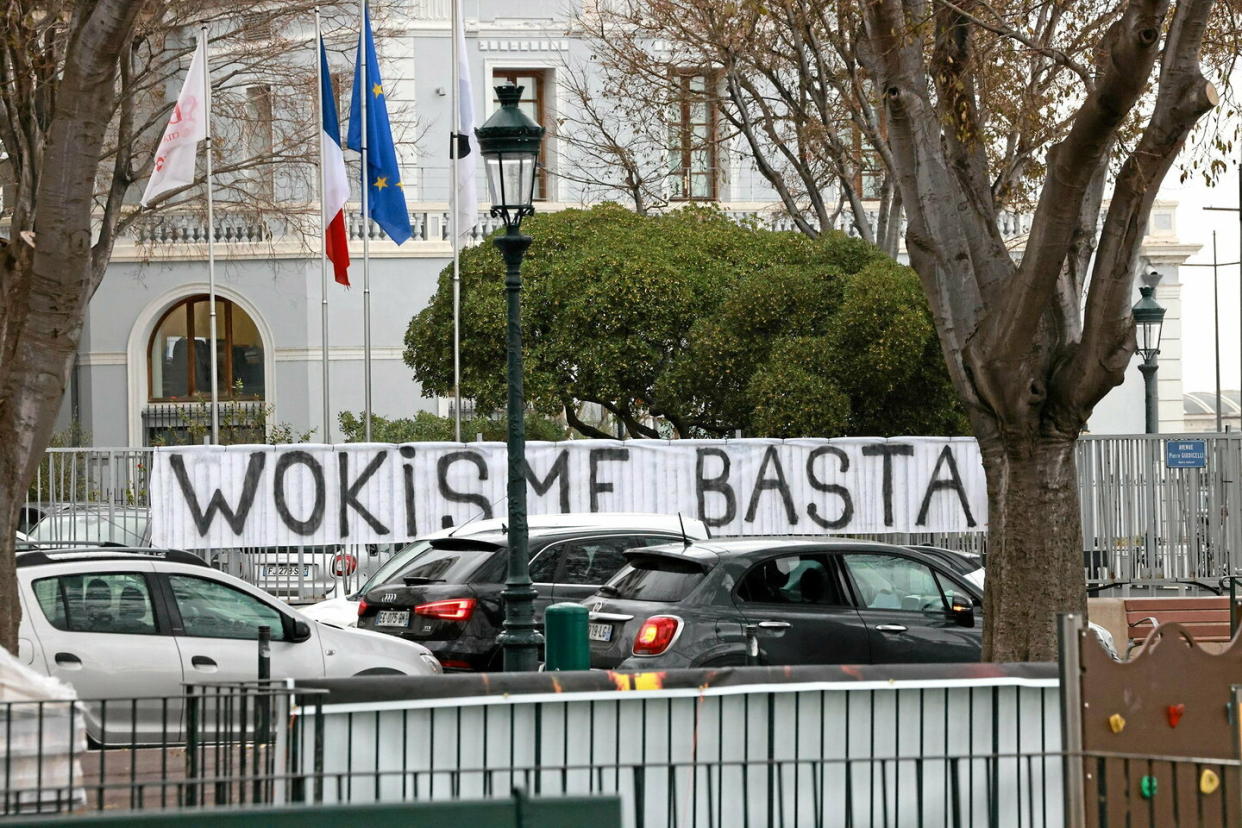 Vendredi 8 décembre 2023, jour de la fête de l’Immaculée Conception, une dizaine de militants de l’association culturelle et identitaire Palatinu a investi le hall d’entrée de la mairie de Bastia (Haute-Corse) pour y installer une crèche en dénonçant la « logique wokiste » de la municipalité autonomiste.   - Credit:Christian Buffa/MaxPPP/PhotoPQR/Corse Matin