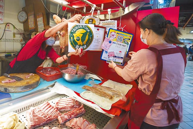 元月起含萊劑美豬開放進口，泰山公有市場66家販售豬肉的攤商已張貼產地標章，而新北市總計3828攤豬肉攤商，目標三個月內查核完畢，希望能讓民眾安心購買肉品。（杜宜諳攝）