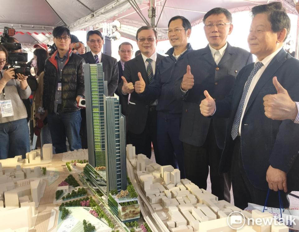 台北市長柯文哲、台北雙星董事長許崑泰參觀台北雙星大樓模型。   圖：張良一 / 攝