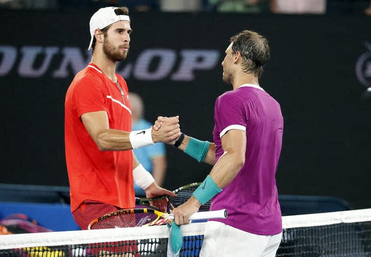 El tenista español Rafa Nadal saluda a su compañero, el ruso Karen Khachanov, tras vencerlo en un partido del Abierto de Australia en Melbourne Park. Enero 21, 2022. REUTERS/Asanka Brendon Ratnayake