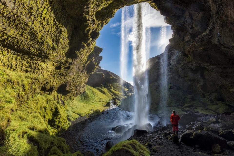 Find waterfalls, glaciers and hot springs on singles tours in Iceland (Getty Images)