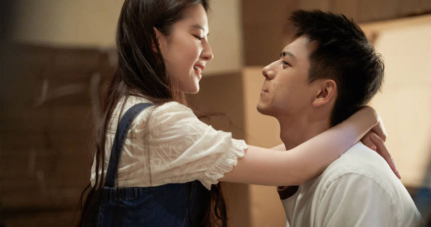 劉亦菲(左)、李現在《去有風的地方》的「膠帶吻」成名場面。（圖／中天娛樂台提供）