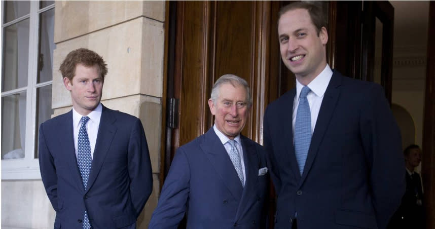 從左至右為：查爾斯次子哈利、查爾斯三世、查爾斯長子威廉王子。（圖／達志／美聯社）