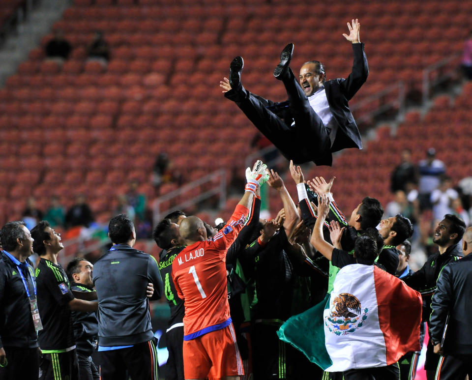 Raúl Gutiérrez es lanzado por sus futbolistas tras ganar el Torneo Preolímpico de 2015 en el Rio Tinto Stadium de Utah. Foto Archivo: Gene Sweeney Jr/Getty Images