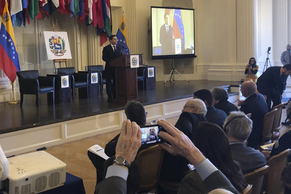 Carlos Vecchio, enviado de la oposición venezolana a Washington, da una conferencia de prensa sobre la crisis humanitaria en Venezuela en la Organización de Estados Americanos en Washington el jueves 14 de febrero de 2019. (AP Foto/Luis Alonso Lugo)