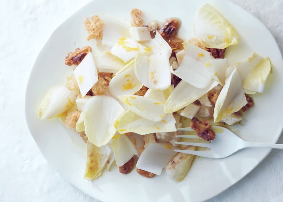 Endive salad with walnuts and toasted breadcrumbs