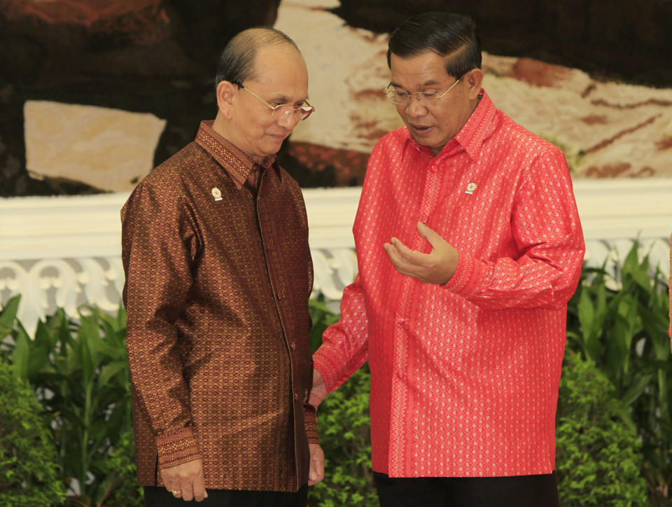 Cambodian Prime Minister Hun Sen, right, talks with Myanmar's President Thein Sein before the welcome dinner ahead of the 20th ASEAN Summit slated for April 3-4 at Cambodia's Peace Palace in Phnom Penh, Cambodia, Monday, April 2, 2012. (AP Photo/Heng Sinith)