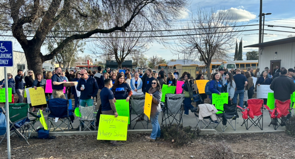 Cientos de personas –maestros y otros– se manifestaron frente a la reunión de la junta de Modesto City Schools, la tarde del lunes 4 de marzo de 2024.