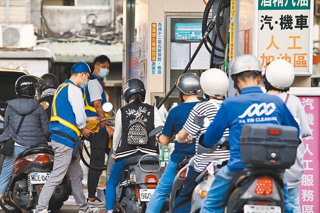 受美國原油庫存減少、烏克蘭襲擊俄羅斯煉油廠衝擊，國際原油走高，下周國內汽油價格恐創4個月新高。（本報資料照片）