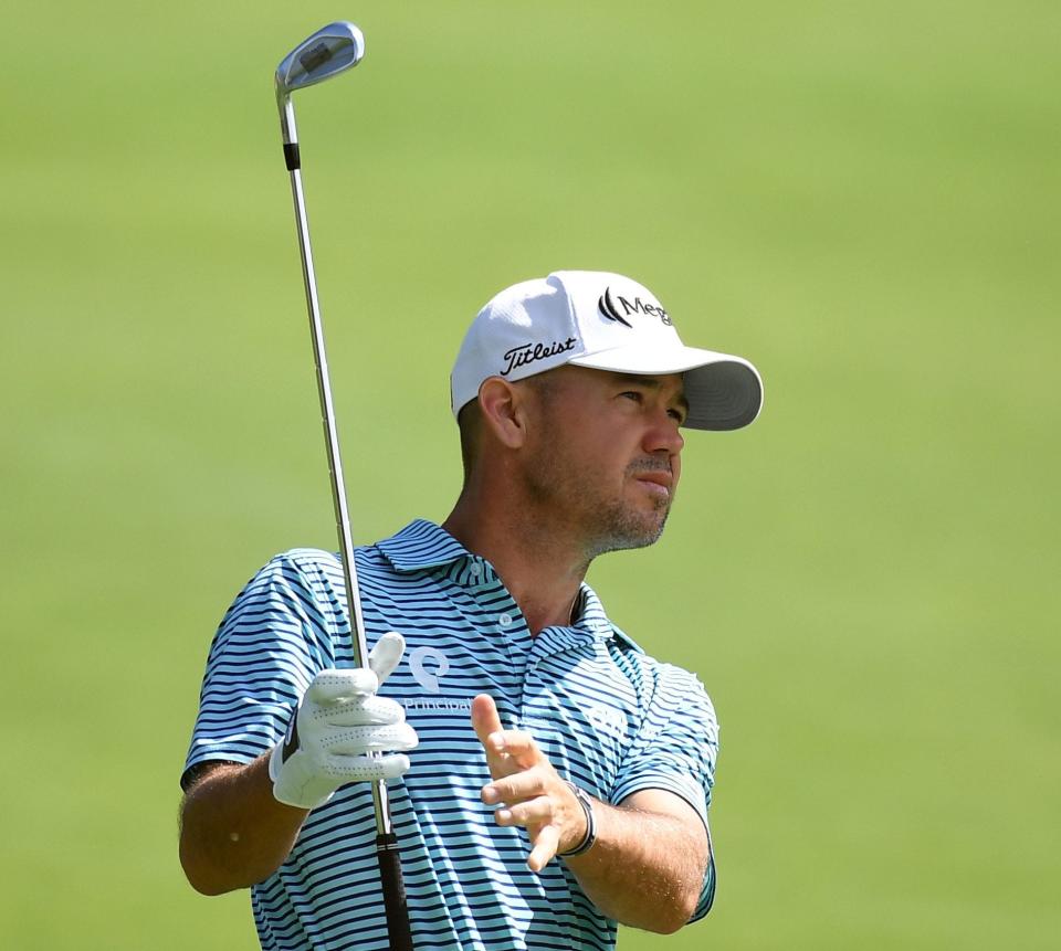 Brian Harman realiza un tiro en el tercer hoyo durante la tercera ronda del Campeonato BMW en Castle Pines Golf Club. (Christopher Hanewinckel-USA TODAY Sports)