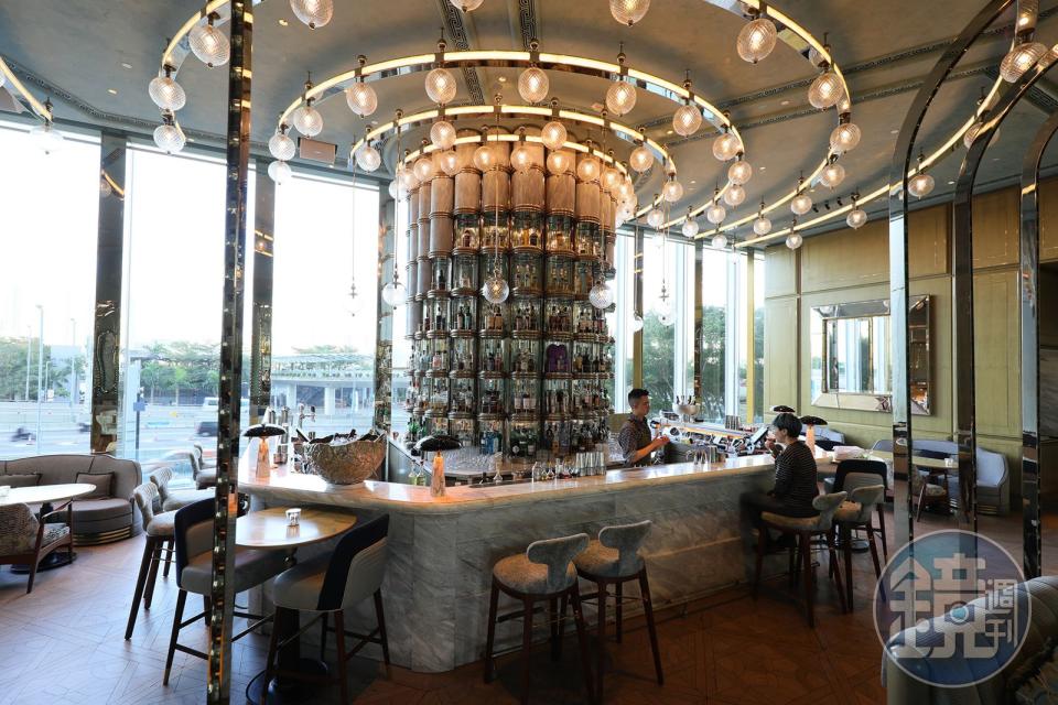 香港四季酒店的「Argo」是亞洲50最佳酒吧榜單的常勝軍，酒吧設計也非常吸睛。