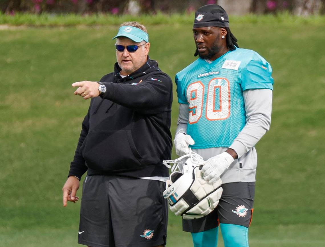 Miami Dolphins senior assistant coach Wade Harman interacts with linebacker Jason Pierre-Paul (90) during practice drills at Baptist Health Training Complex in Miami Gardens on Wednesday, November 29, 2023. Al Diaz/adiaz@miamiherald.com
