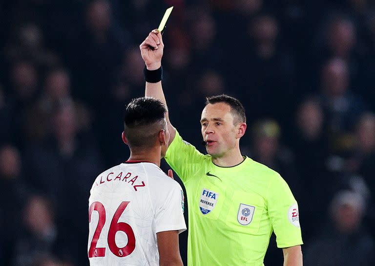 Carlos Alcaraz recibe su primera tarjeta amarilla en Inglaterra; ya jugó tres partidos