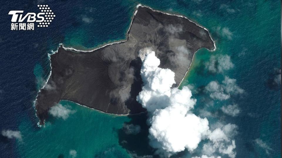 東加附近的「宏佳東加—宏佳哈派」火山噴發後的衛星圖。（圖／達志影像美聯社）