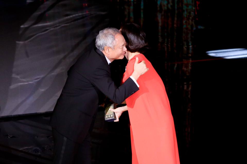 Ang Lee (à gauche) serre Brigitte Lin dans ses bras et la salue.  (Fourni par Mirror Weekly)
