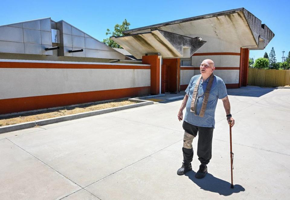 Bill Eidson, conocido por su nombre de sacerdote budista shingon como Eijun, frente al edificio del Shingon Buddhist International Institute en Nees Avenue, cerca de Millbrook, en el norte de Fresno, el jueves 27 de junio de 2024.