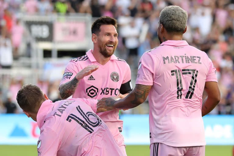 La amplia sonrisa de Messi en el festejo con Josef Martínez