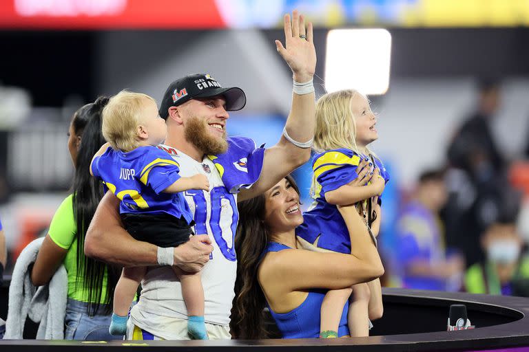 Cooper Kupp junto a Anna y sus hijos Cooper Jr. y Cypress