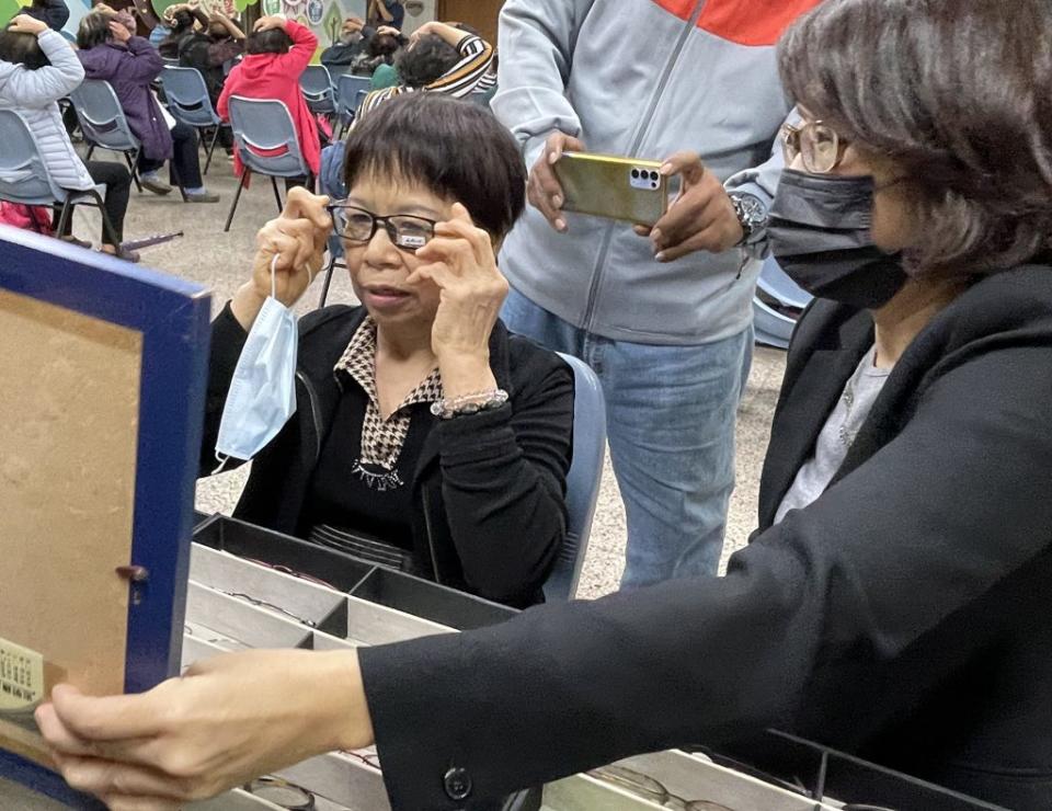 愛心阿嬤陳樹菊現身配老花眼鏡，也呼籲長者一起來免費配老花眼鏡。（記者鄭錦晴攝）