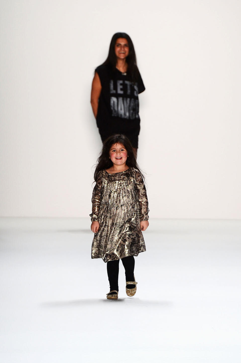 Den größten Beifall auf der Berliner Fashion Week 2013 dürfte wohl sie bekommen haben: die Tochter von Leyla Piedayesh. Die Kleine bestritt das Finale des Labels Lala Berlin wie eine ganz Große. Die Designerin verriet gegenüber "Glamour": "In der aktuellen Kollektion hat mich meine Tochter inspiriert. Durch ihren Einfluss findet sich eine typisch frische, kindlichere Farbwelt in der Kollektion." (Bild-Copyright: Frazer Harrison/Getty Images)