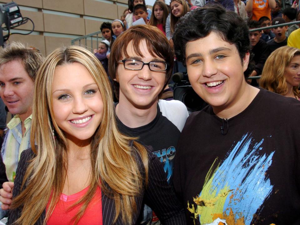 Amanda Bynes posing with fellow Nickelodeon stars Drake Bell and Josh Peck at the 2004 Nickelodeon Kids' Choice Awards.