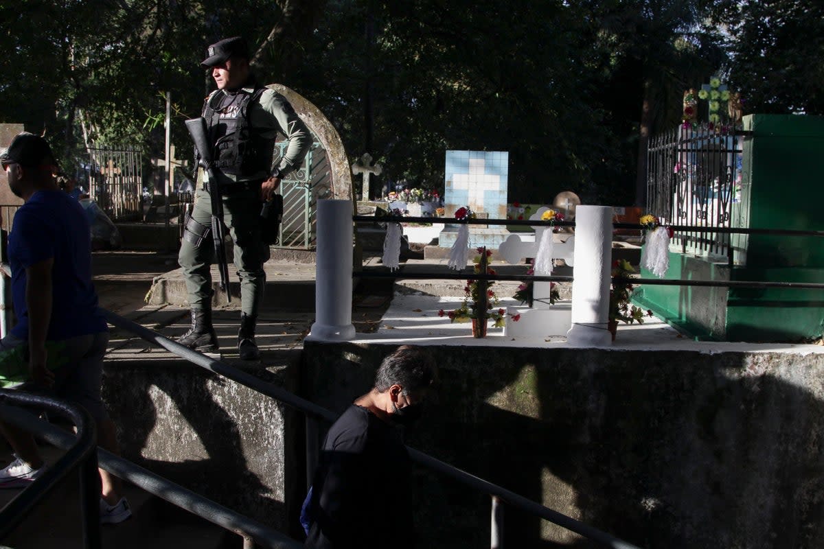 EL SALVADOR-PANDILLAS TUMBAS (AP)