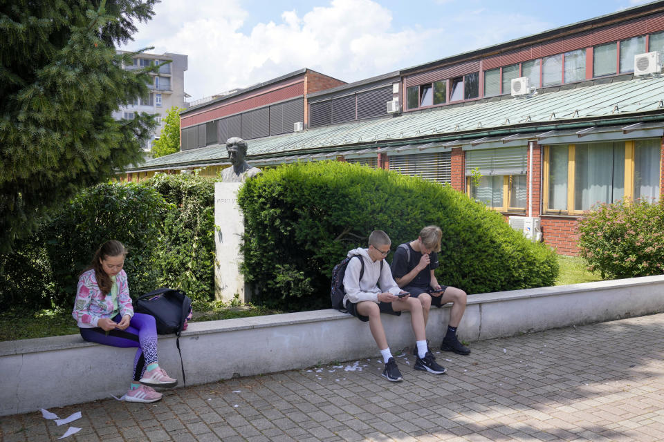 Estudiantes afuera de la escuela primaria Miran Jarc en Liubliana, Eslovenia, en donde se formó la superestrella de los Mavericks de Dallas Luka Doncic el 6 de junio del 2024. (AP Foto/Darko Bandic)