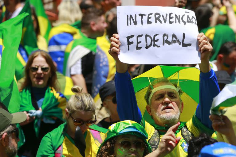 Miles de simpatizantes de Bolsonaro se concentraron el miércoles frente al comando del Ejército en las principales ciudades de Brasil para pedir una intervención militar ante la victoria del izquierdista Lula da Silva en las urnas.