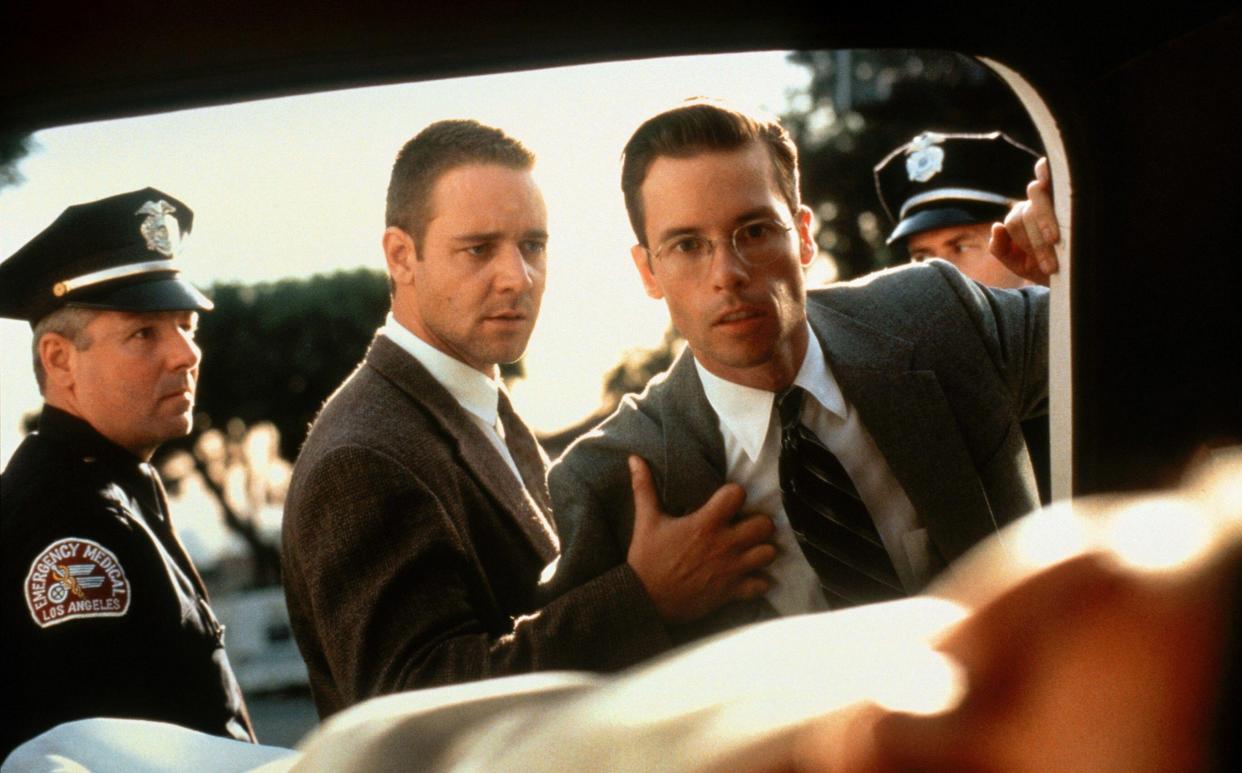 Hard-boiled romance: Russell Crowe and Guy Pearce in L.A. Confidential, 1997 - AJ Pics / Alamy Stock Photo