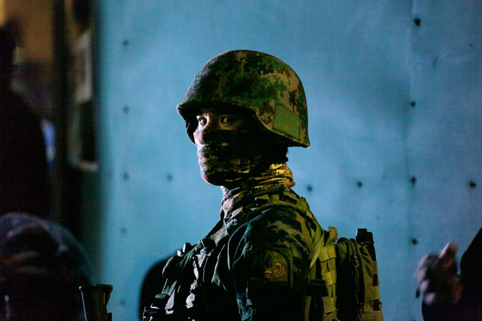 <p>Filipino soldiers take their position outside Resorts World Manila after gunshots and explosions were heard in Pasay City on June 2, 2017 in Manila, Philippines. (Photo: Basilio H. Sepe/Getty Images) </p>