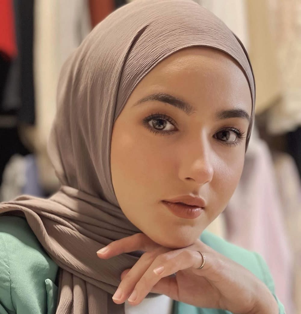 Singapore-born actress, Hannah Delisha has deleted most of her revealing photos on her Instagram following her decision to wear Hijab. ― Picture via Instagram/Hannah Delisha