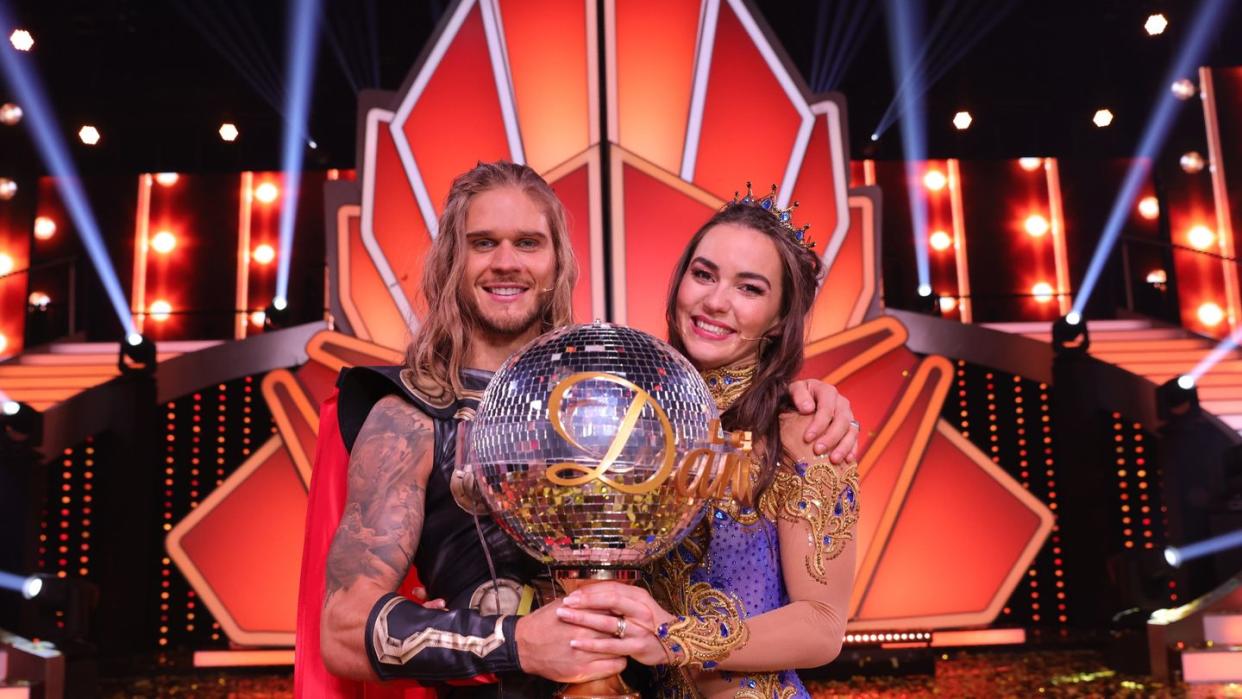Rúrik Gíslason und Renata Lusin mit dem Tanz-Pokal nach ihrem Sieg.