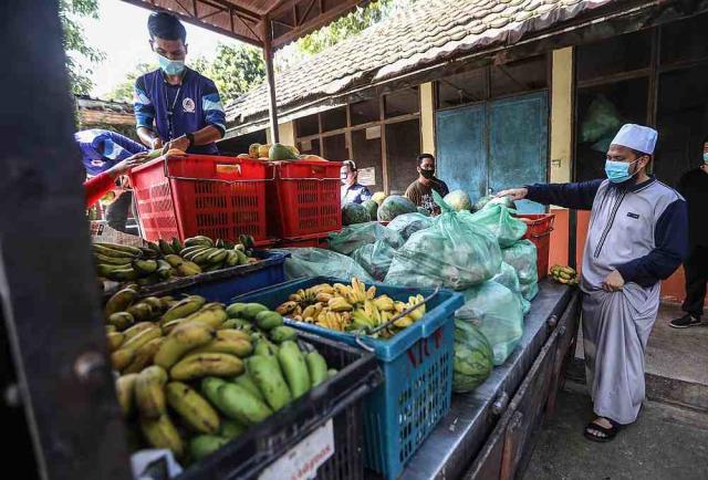 Now, preacher Ebit Lew helps Zoo Negara animals by donating food