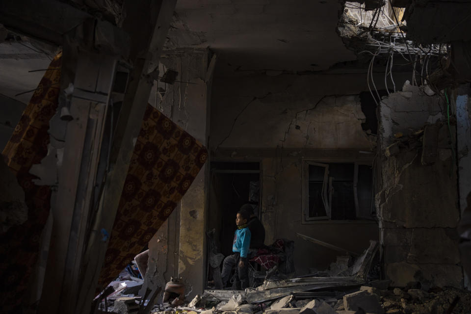 Un niño palestino observa los daños que sufrió su vivienda familiar tras un ataque israelí, en Rafah, en el sur de la Franja de Gaza, el 8 de febrero de 2024. (AP Foto/Fatima Shbair)