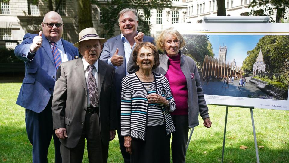 Die Holocaust-Überlebende Lily Ebert (2.v.r.) ist zum 35. Mal Urgroßmutter geworden. (Bild: dpa)