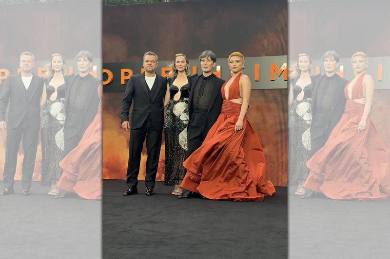 《奧本海默》眾演員麥特戴蒙（左起）、艾蜜莉布朗、席尼墨菲和佛羅倫斯普伊在倫敦首映會走紅毯時合照，後因罷工而匆忙離開。 （翻攝自官方instagram）