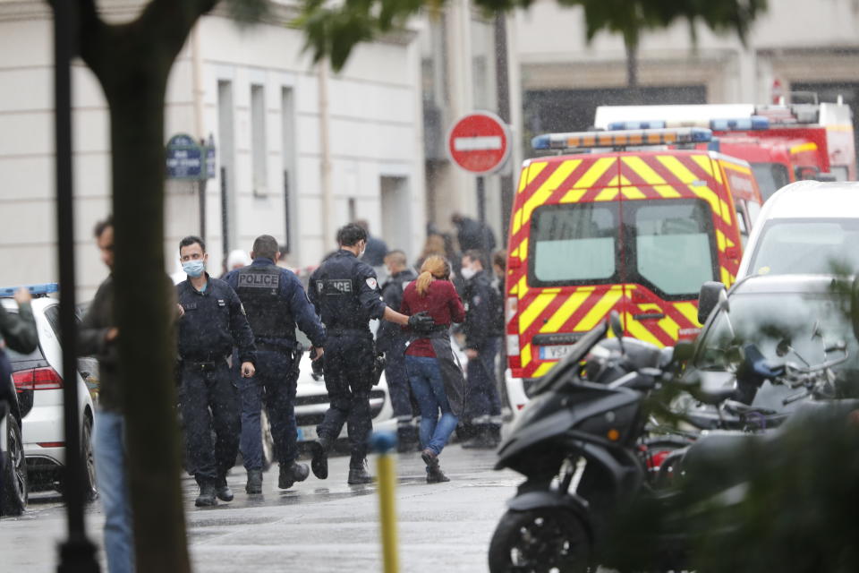 Policías patrullan la zona después de un ataque con cuchillo cerca de las oficinas del experiódico satírico Charlie Hebdo, el viernes 25 de septiembre de 2020, en París. (AP Foto/Thibault Camus)