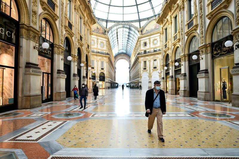 Passeggiata in galleria vittorio emanuele. Milan and Rome.