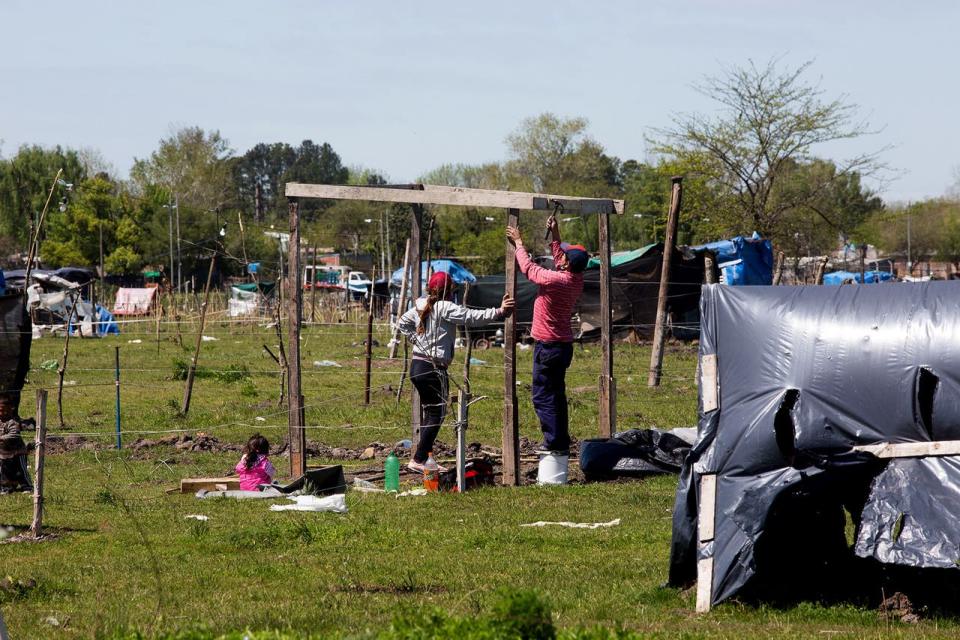 Algunas familias llegaron al predio para ocupar los terrenos que fueron despejados tras los acuerdos con la Provincia