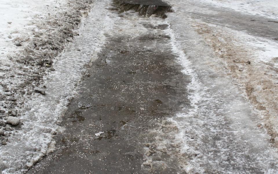 Road salt can be harmful to dogs’ sensitive paws. <a href="https://commons.wikimedia.org/wiki/File:Road_salt_in_Moscow_01.jpg" rel="nofollow noopener" target="_blank" data-ylk="slk:Stolbovsky/Wikimedia Commons;elm:context_link;itc:0;sec:content-canvas" class="link ">Stolbovsky/Wikimedia Commons</a>, <a href="http://creativecommons.org/licenses/by-sa/4.0/" rel="nofollow noopener" target="_blank" data-ylk="slk:CC BY-SA;elm:context_link;itc:0;sec:content-canvas" class="link ">CC BY-SA</a>