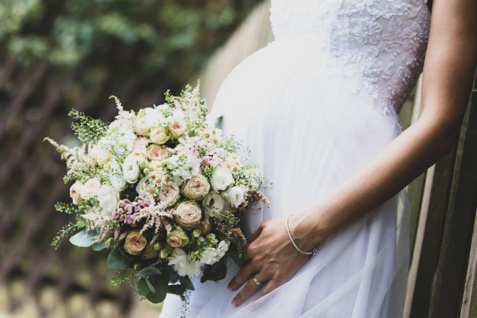 Eine Braut hat erzählt, dass ihre Mutter für sie bei ihrer Hochzeit einspringen will, weil sie schwanger ist. Foto: Getty