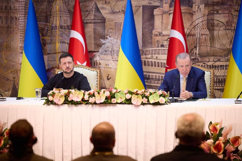 Turkish President Recep Tayyip Erdogan (R) and Ukrainian President Volodymyr Zelensky (L) hold a joint press conference at the Dolmabahce Presidental office. -/Ukrainian Presidency/dpa