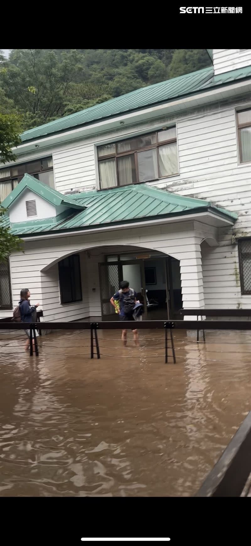 大水灌進小木屋區，淹水到小腿高度。（圖／翻攝畫面）