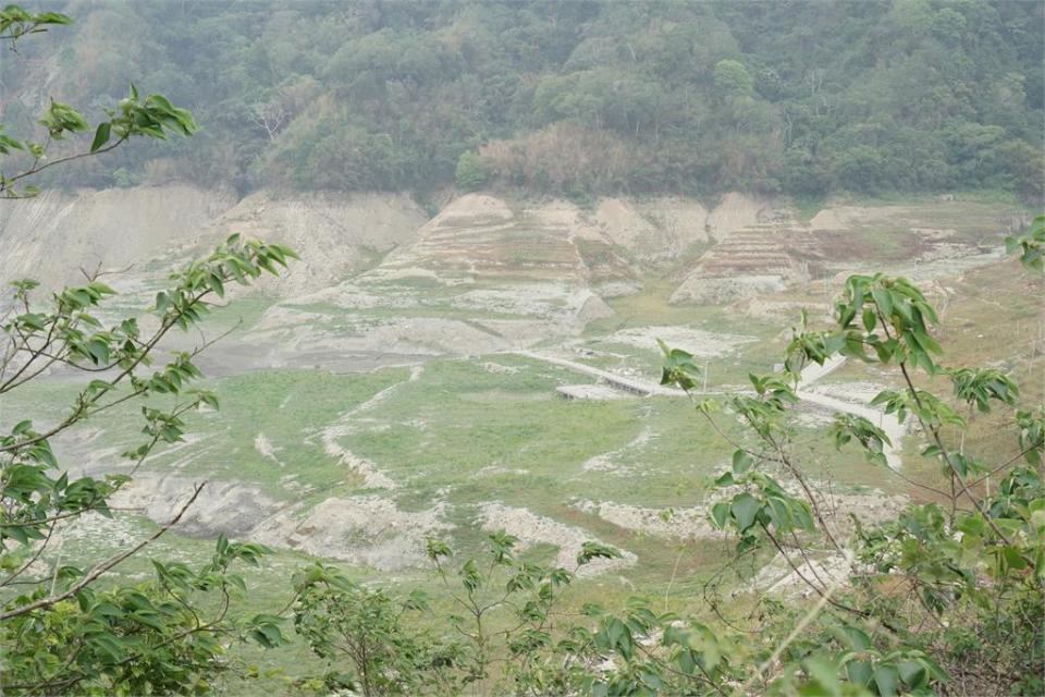 缺水！鯉魚潭水庫「百年遺跡」重見天日 空拍驚見台版「亞特蘭提斯」