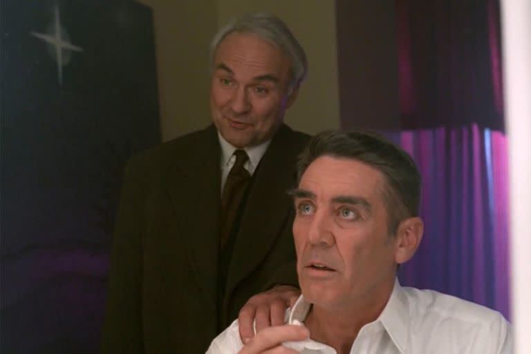 Kenneth Welsh y R. Lee Ermey en una escena de Los expedientes secretos X