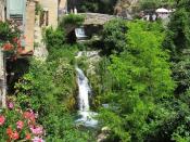 Romantik pur: Moustiers-Sainte-Marie schmiegt sich an die Felsen. Foto: Sabine Glaubitz