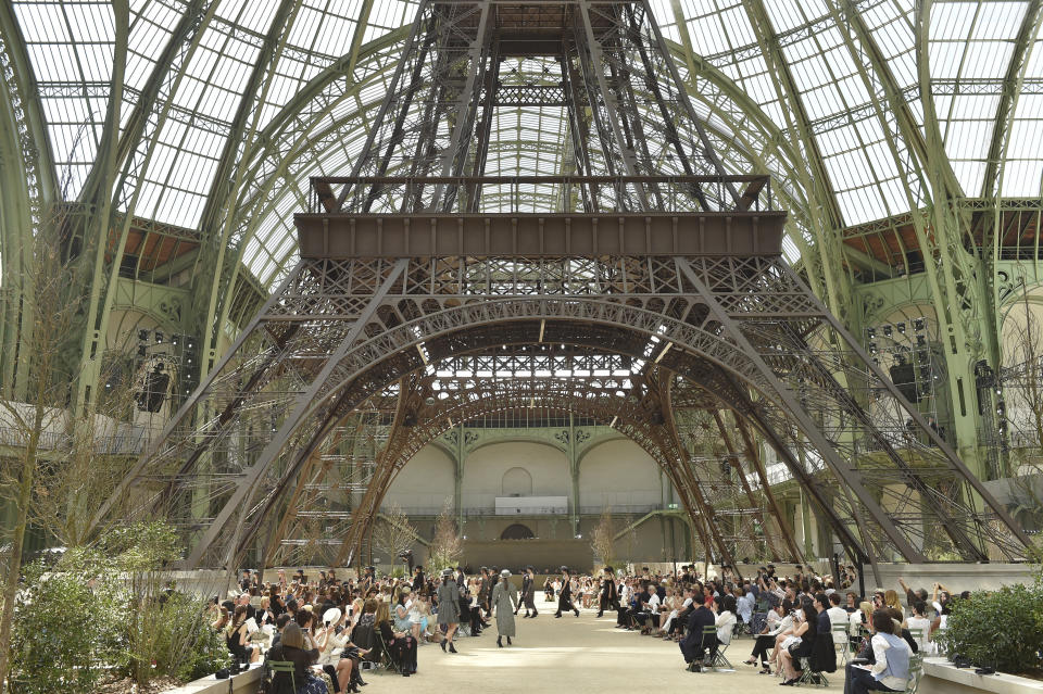 <p><span>En julio de 2017, Lagerfeld lo volvió a hacer. Pensó en una Torre Eiffel a escala como el escenario perfecto para presentar su colección, detalla <a rel="nofollow noopener" href="https://www.reuters.com/article/us-fashion-paris-couture-chanel-idUSKBN19P1K5" target="_blank" data-ylk="slk:Reuters;elm:context_link;itc:0;sec:content-canvas" class="link "><em>Reuters</em></a>.</span> </p>