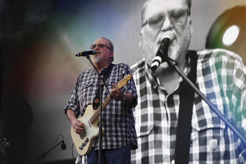 David Hidalgo, vocalista y guitarrista de la banda mexico-estadounidense Los Lobos, durante su presentación en el Festival Vive Latino en la Ciudad de México el domingo 17 de marzo de 2024. (Foto AP/Ginnette Riquelme)