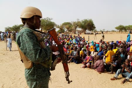 A Niger soldier stands in guard at the Boudouri site for displaced persons outside the town of Diffa, in southeastern Niger, June 18, 2016. REUTERS/Luc Gnago